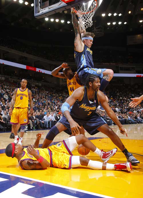 [NBA]里夫斯闪转腾挪 空中失衡打成高难度2+1.
